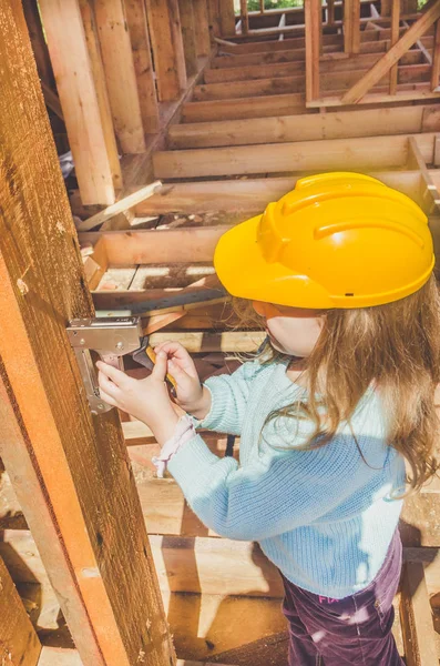 Kind Mädchen Mit Helm Auf Der Baustelle Eines Holzhäuschens Mit — Stockfoto