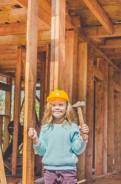 Een Kind Een Meisje Een Helm Werf Van Een Houten — Stockfoto