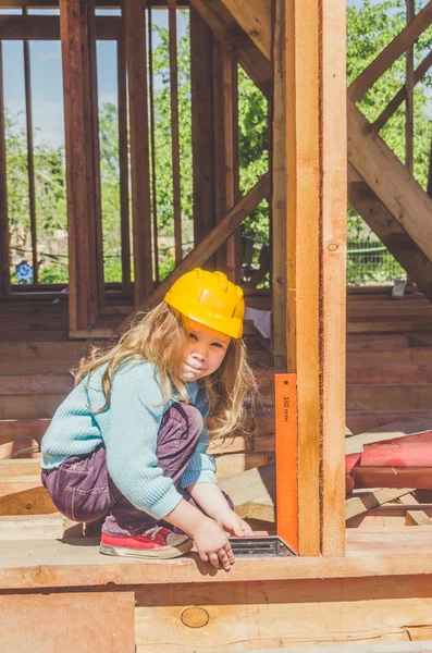 Ein Kind Ein Mädchen Mit Helm Auf Dem Bau Eines — Stockfoto