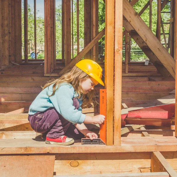 Een Kind Een Meisje Een Helm Bouw Van Een Houten — Stockfoto