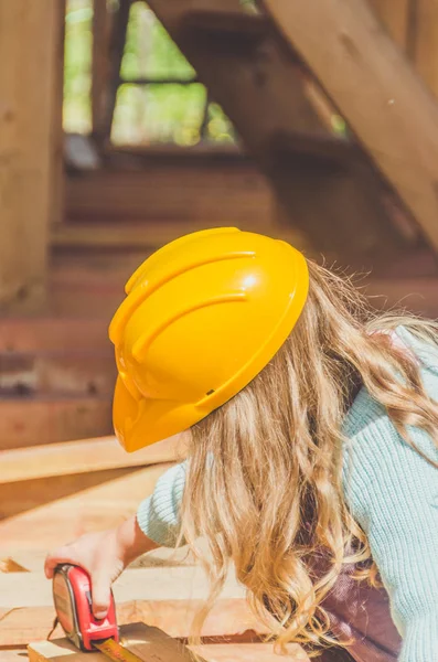 Ein Kind Ein Mädchen Mit Helm Auf Dem Bau Eines — Stockfoto