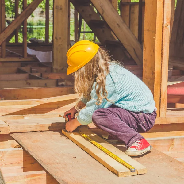 Niño Una Niña Casco Construcción Una Casa Marco Madera Con — Foto de Stock