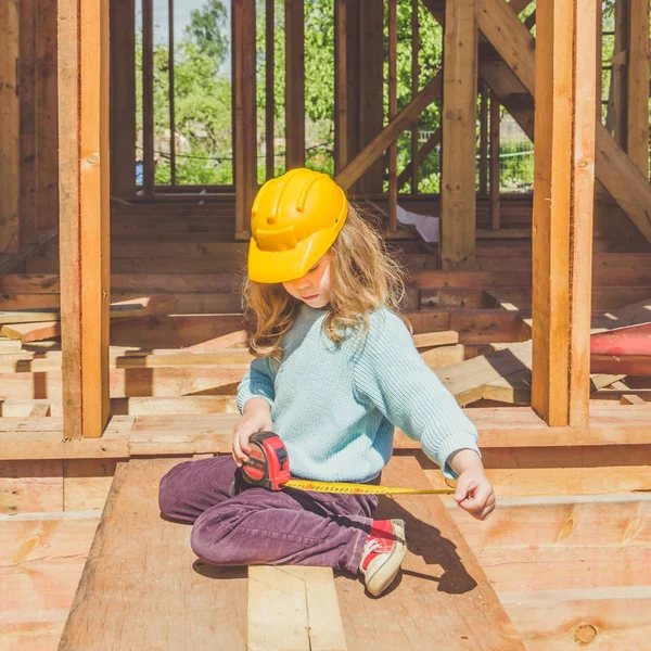 Niño Una Niña Casco Construcción Una Casa Marco Madera Con — Foto de Stock