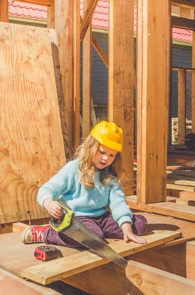 Niño Una Niña Casco Sitio Construcción Una Casa Marco Madera — Foto de Stock