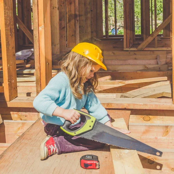 Niño Una Niña Casco Sitio Construcción Una Casa Marco Madera — Foto de Stock