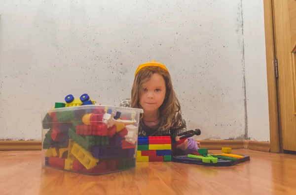 Enfant Intérieur Une Fille Dans Casque Constructeur Recueille Designer Maison — Photo