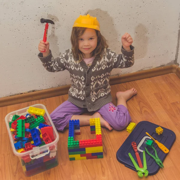 Niño Interior Una Niña Casco Del Constructor Recoge Diseñador Casa — Foto de Stock