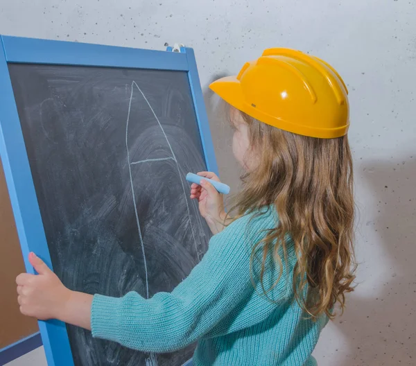 Kinderingenieurin Designerin Mädchen Mit Helm Malen Ein Haus Auf Eine — Stockfoto