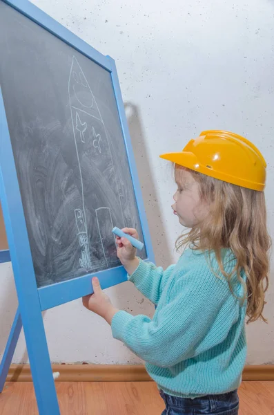 Niño Ingeniero Diseñador Niña Casco Pintar Una Casa Una Pizarra — Foto de Stock