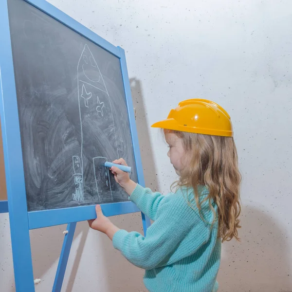 Niño Ingeniero Diseñador Niña Casco Pintar Una Casa Una Pizarra — Foto de Stock