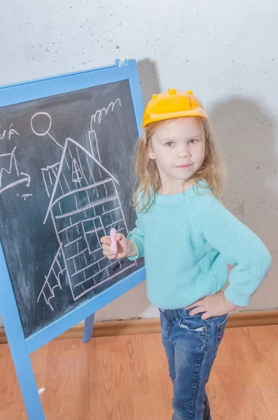 Engenheiro Infantil Designer Menina Capacete Pintar Uma Casa Uma Placa — Fotografia de Stock
