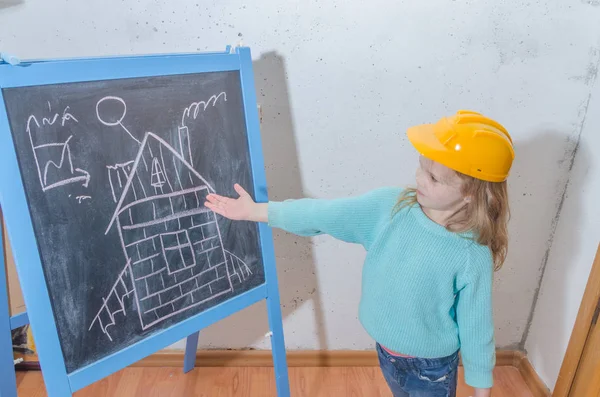 Kinderingenieurin Designerin Mädchen Mit Helm Malen Ein Haus Auf Eine — Stockfoto