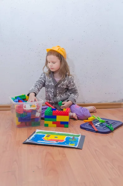 Niño Interior Una Niña Casco Del Constructor Recoge Diseñador Casa — Foto de Stock