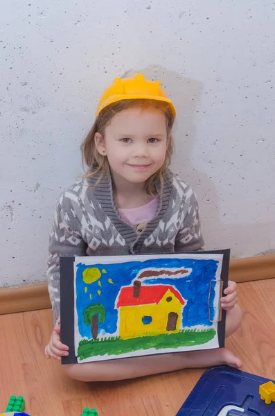 Niño Interior Una Niña Casco Del Constructor Recoge Diseñador Casa — Foto de Stock