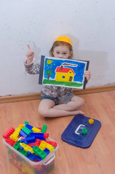 Niño Interior Una Niña Casco Del Constructor Recoge Diseñador Casa — Foto de Stock