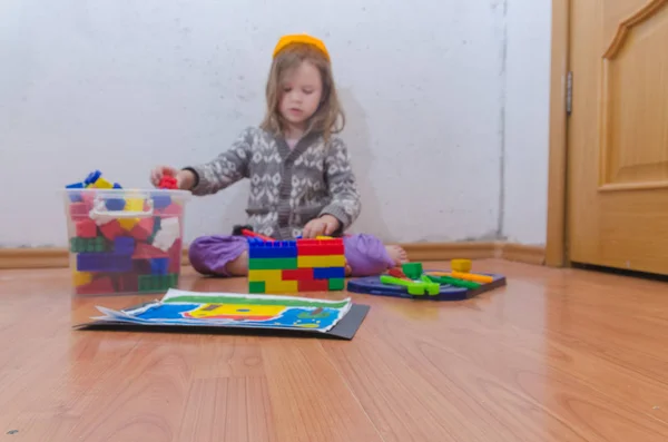 Niño Interior Una Niña Casco Del Constructor Recoge Diseñador Casa — Foto de Stock