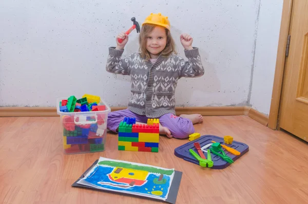 Criança Casa Uma Menina Capacete Construtor Recolhe Desenhista Casa Segundo — Fotografia de Stock