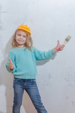 çocuk işçisi, Builder, bir kask kız duvar boya