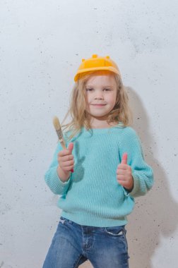 çocuk işçisi, Builder, bir kask kız duvar boya