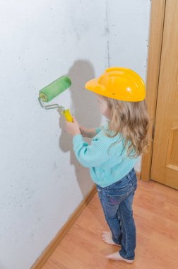 çocuk işçisi, Builder, bir kask kız duvar boya
