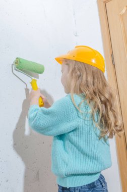 çocuk işçisi, Builder, bir kask kız duvar boya