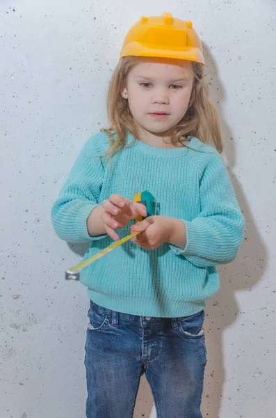 Niño Trabajador Constructor Niña Casco Mide Distancia Con Una Cinta — Foto de Stock