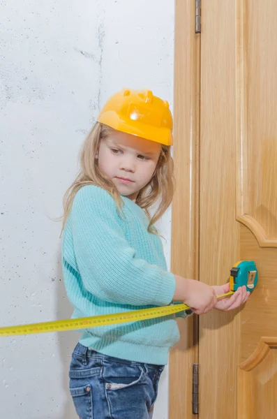 Trabalhador Infantil Construtor Menina Capacete Mede Distância Com Uma Fita — Fotografia de Stock