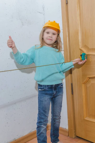 Trabalhador Infantil Construtor Menina Capacete Mede Distância Com Uma Fita — Fotografia de Stock