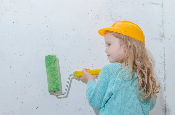 Niño Trabajador Constructor Niña Casco Pinta Pared — Foto de Stock