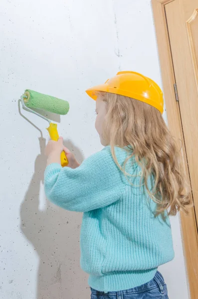 çocuk işçisi, Builder, bir kask kız duvar boya