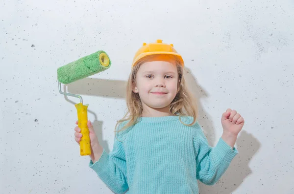 Kinder Arbeider Bouwer Meisje Een Helm Schildert Muur — Stockfoto