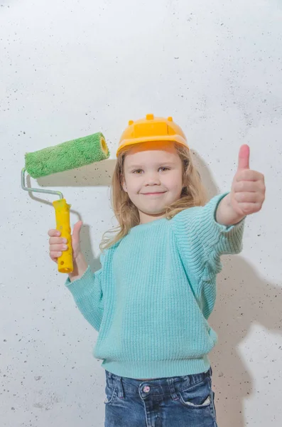 çocuk işçisi, Builder, bir kask kız duvar boya