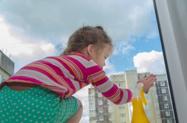 Kız, Pencere pervazı bir çocuğun pencerenin güneşli bir günde yıkar