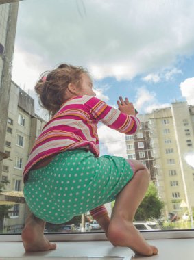 Kız, Pencere pervazı bir çocuğun pencerenin güneşli bir günde yıkar