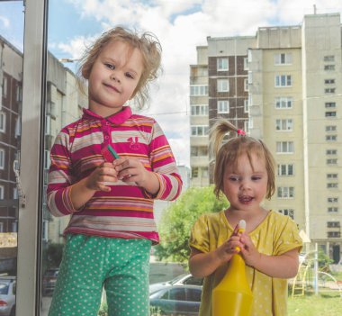 Kız, Pencere pervazı bir çocuğun pencerenin güneşli bir günde yıkar