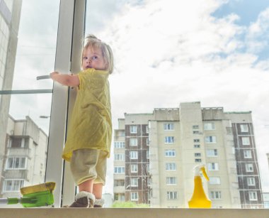 Kız, Pencere pervazı bir çocuğun pencerenin güneşli bir günde yıkar