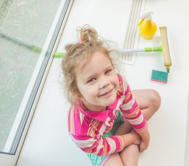 Kız, Pencere pervazı bir çocuğun pencerenin güneşli bir günde yıkar