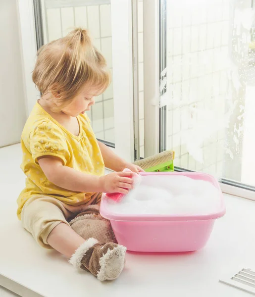 Kız, Pencere pervazı bir çocuğun pencerenin güneşli bir günde yıkar