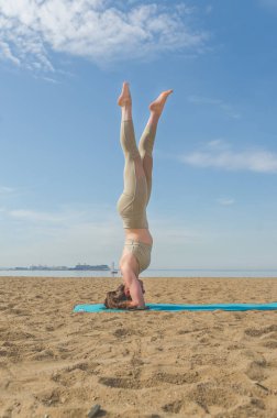 Yoga yaparken, Asanalar suya yakın sahilde park yaparken kız
