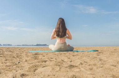 Yoga yaparken, Asanalar suya yakın sahilde park yaparken kız