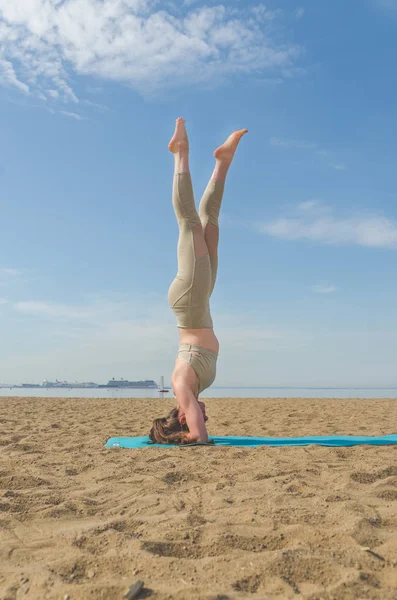 Yoga yaparken, Asanalar suya yakın sahilde park yaparken kız