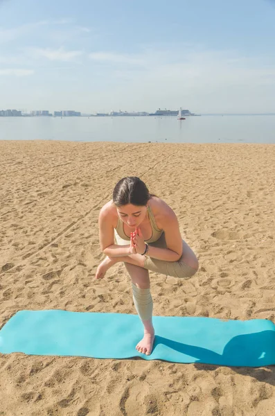 Yoga yaparken, Asanalar suya yakın sahilde park yaparken kız