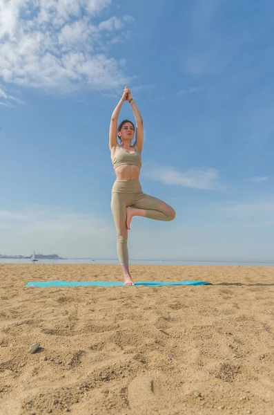 Yoga yaparken, Asanalar suya yakın sahilde park yaparken kız