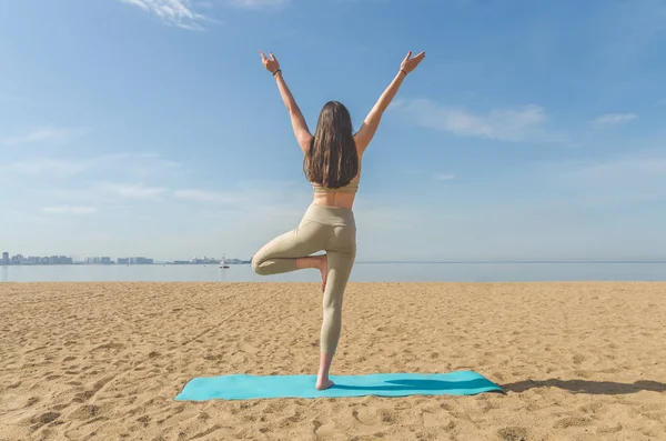 Yoga yaparken, Asanalar suya yakın sahilde park yaparken kız