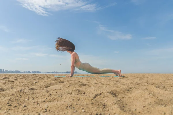 Yoga yaparken, Asanalar suya yakın sahilde park yaparken kız