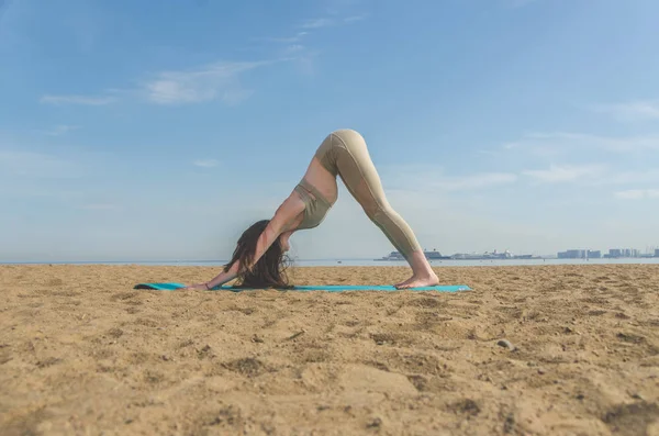 Yoga yaparken, Asanalar suya yakın sahilde park yaparken kız