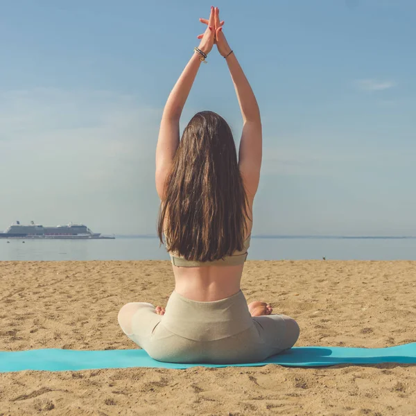 Yoga yaparken, Asanalar suya yakın sahilde park yaparken kız