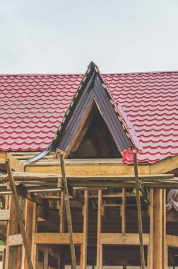 metal çatı, ahşap bir çerçeve ev inşaatı