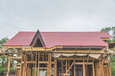 metal çatı, ahşap bir çerçeve ev inşaatı