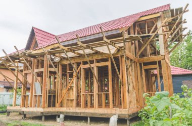 metal çatı, ahşap bir çerçeve ev inşaatı